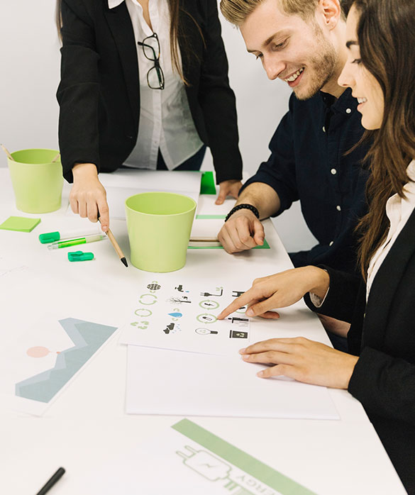 equipo de trabajo evaluando impacto sostenible