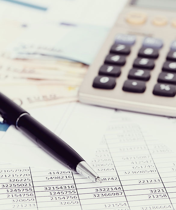 impuestos en hoja con calculadora