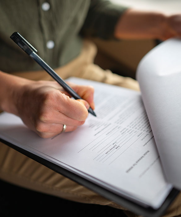 manos mujer firmando un contrato