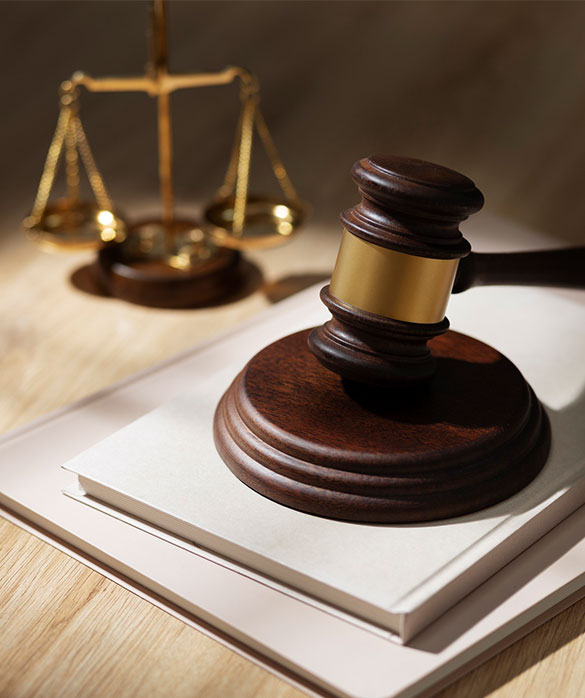 mazo balanza de la justicia sobre libros en escritorio
