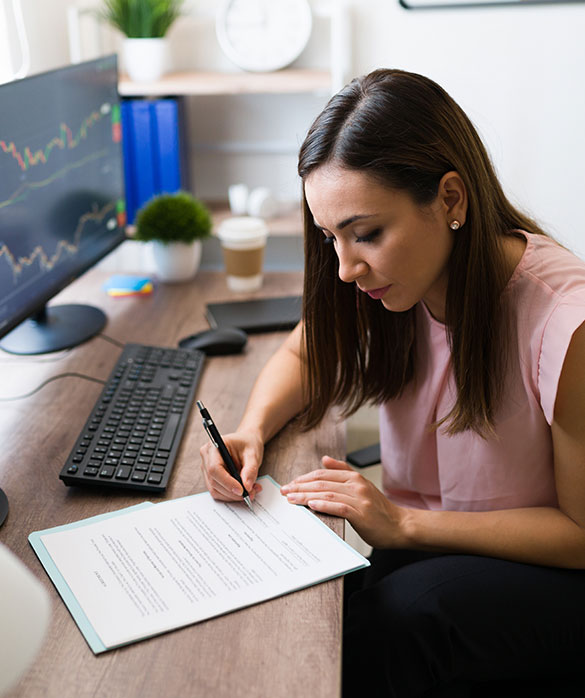 mujer gestionando riesgos financieros