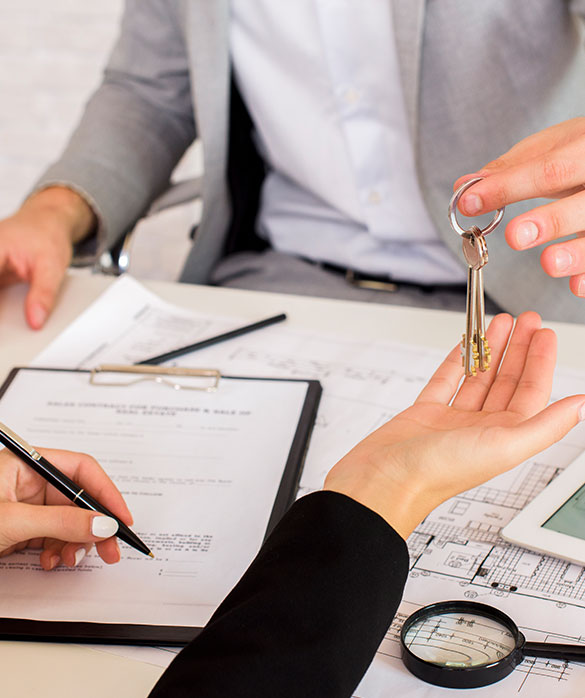 mujer recibiendo llaves de propiedad