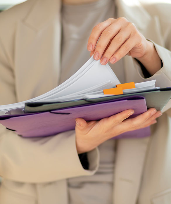 mujer sosteniendo documentacion